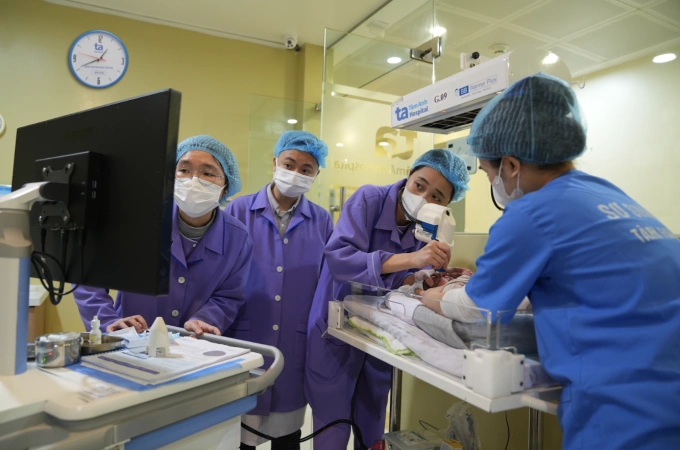 Khám sàng lọc mắt cho trẻ sơ sinh. Ảnh: Bệnh viện Tâm Anh