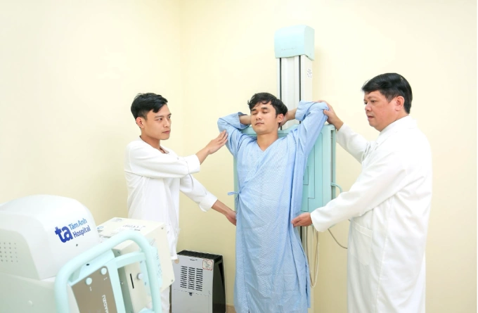 Người bệnh được bác sĩ hướng dẫn chụp X-quang phổi. Ảnh minh họa: Bệnh viện Đa khoa Tâm Anh