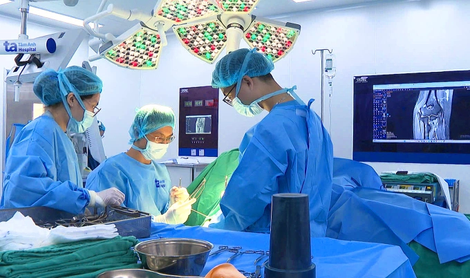 Bác sĩ Hiếu khâu cố định gân duỗi cho chị Thương. Ảnh: Bệnh viện Đa khoa Tâm Anh