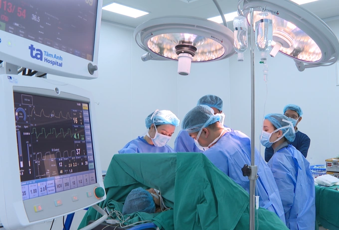 Các bác sĩ phẫu thuật tháo túi ngực và cắt bỏ khối u cho chị Hồng. Ảnh: Bệnh viện Đa khoa Tâm Anh