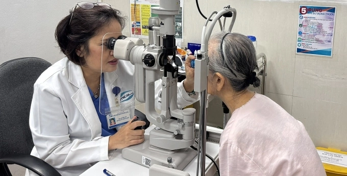 Bác sĩ thăm khám mắt cho một bệnh nhân. Ảnh: Bệnh viện cung cấp