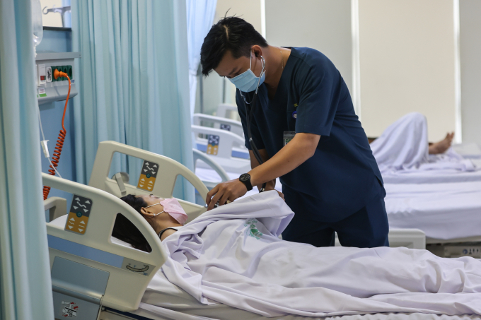 Bác sĩ thăm khám người bệnh tại Khoa Cấp cứu lưu, Bệnh viện Quân y 175. Ảnh: Quỳnh Trần