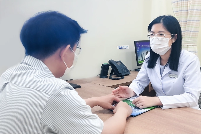 Bác sĩ Bình khám cho một người bệnh. Ảnh minh họa: Phòng khám Đa khoa Tâm Anh Quận 7