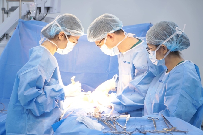Êkíp phẫu thuật ung thư cho một người bệnh. Ảnh minh họa: Bệnh viện Đa khoa Tâm Anh