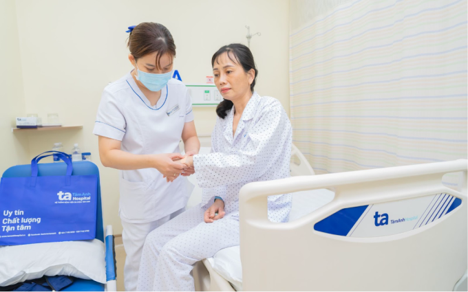 Chị Cẩm được điều dưỡng chăm sóc sau phẫu thuật. Ảnh: Bệnh viện Đa khoa Tâm Anh