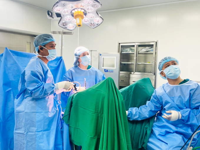 Bác sĩ Liên (giữa) cùng êkíp phẫu thuật điều trị sa bàng quang và són tiểu cho bà Kiều. Ảnh: Bệnh viện Đa khoa Tâm Anh