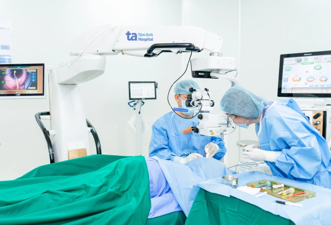 Bác sĩ phẫu thuật Phaco điều trị đục thủy tinh thể cho ông Thừa. Ảnh: Bệnh viện Đa khoa Tâm Anh