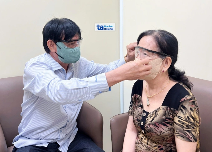 Vợ chồng ông Thừa, bà Phụng chăm sóc nhau sau phẫu thuật. Ảnh: Bệnh viện Đa khoa Tâm Anh