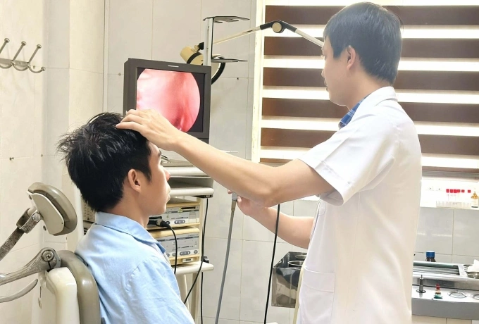 Bệnh nhân được bác sĩ nội soi kiểm tra mũi trước khi xuất viện, ngày 5/8. Ảnh: Bệnh viện cung cấp