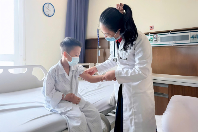 Bác sĩ Linh khám cho bé An. Ảnh: Bệnh viện cung cấp