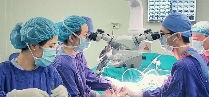 Các bác sĩ phẫu thuật ung thư lưỡi cho bệnh nhân. Ảnh: Thảo My