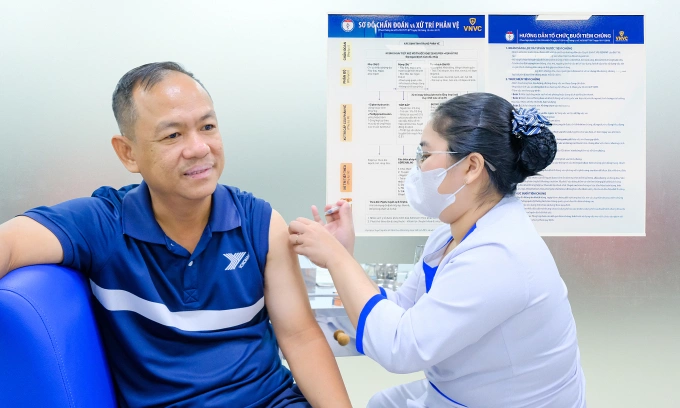 Người dân tiêm ngừa cúm tại Trung tâm tiêm chủng VNVC. Ảnh: Hoàng Dương