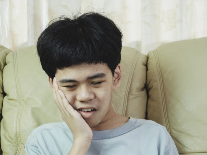 Sưng mang tai có thể là dấu hiệu của nhiều bệnh truyền nhiễm. Ảnh minh họa: Vecteezy