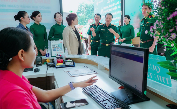Các đại biểu tham quan Phòng khám Sàng lọc Lao trước khi nhập cảnh vào Nhật Bản tại Bệnh viện Quân y 175, ngày 5/8. Ảnh: Bệnh viện cung cấp