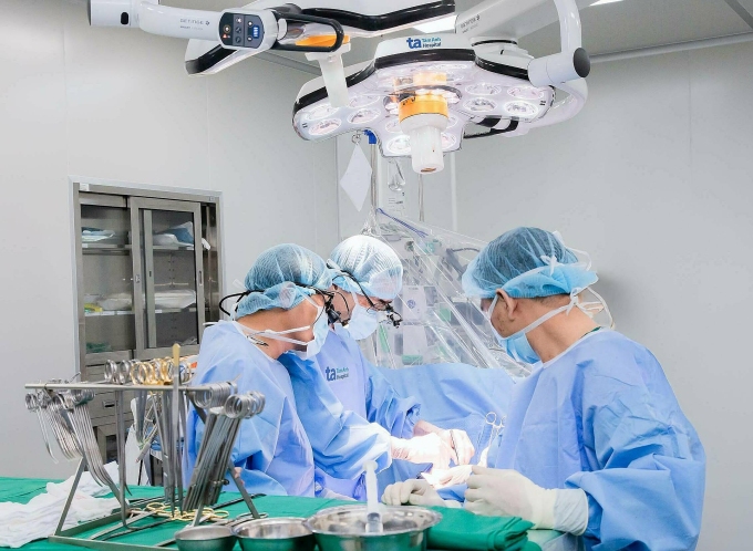 Êkíp bác sĩ phẫu thuật cho bệnh nhân. Ảnh: Bệnh viện Đa khoa Tâm Anh