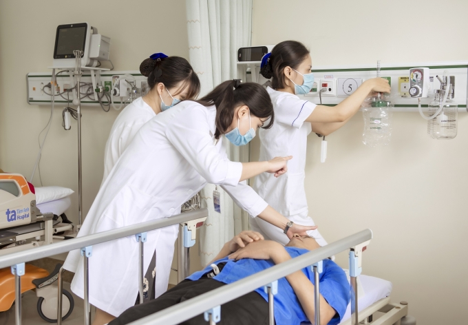 Bác sĩ khoa Thần kinh Đột quỵ cấp cứu cho ông Hoàng. Ảnh: Bệnh viện Đa khoa Tâm Anh