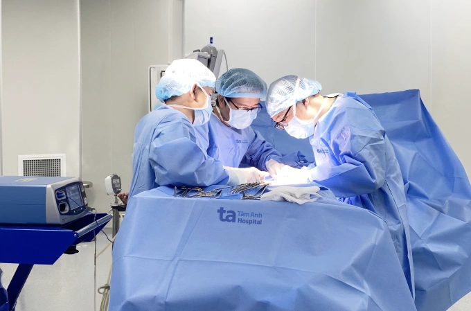 Các bác sĩ phẫu thuật cắt tinh hoàn trái cho ông Mạnh. Ảnh: Bệnh viện Đa khoa Tâm Anh