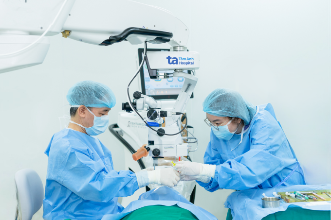 Bác sĩ phẫu thuật thay thủy tinh thể cho người bệnh. Ảnh: Bệnh viện Đa khoa Tâm Anh