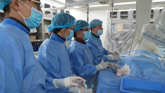 Các bác sĩ can thiệp tim cho bệnh nhân. Ảnh: Bệnh viện cung cấp