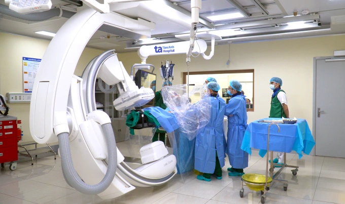 Ê kíp bác sĩ Bệnh viện Đa khoa Tâm Anh can thiệp cho một người bệnh đột quỵ. Ảnh: Linh Đặng