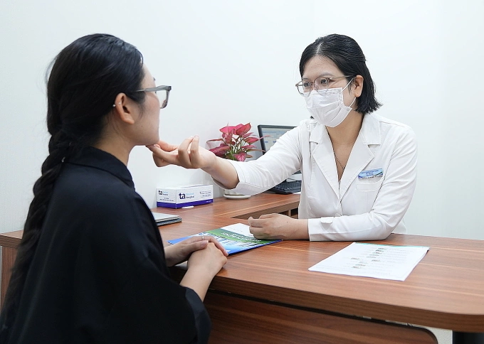 Bác sĩ Thu Trang khám cho một phụ nữ. Ảnh minh họa: Bệnh viện cung cấp
