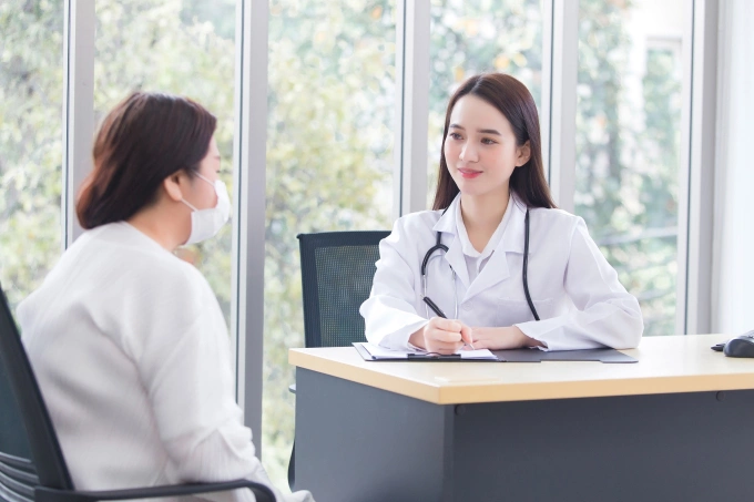 Nữ giới khám sức khỏe, tầm soát ung thư cổ tử cung định kỳ để phát hiện sớm bệnh. Ảnh minh họa: Vecteezy