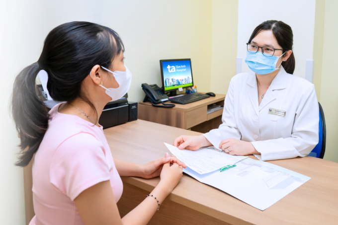 Bác sĩ Hương đang tư vấn cho một phụ huynh. Ảnh minh họa: Bệnh viện Đa khoa Tâm Anh
