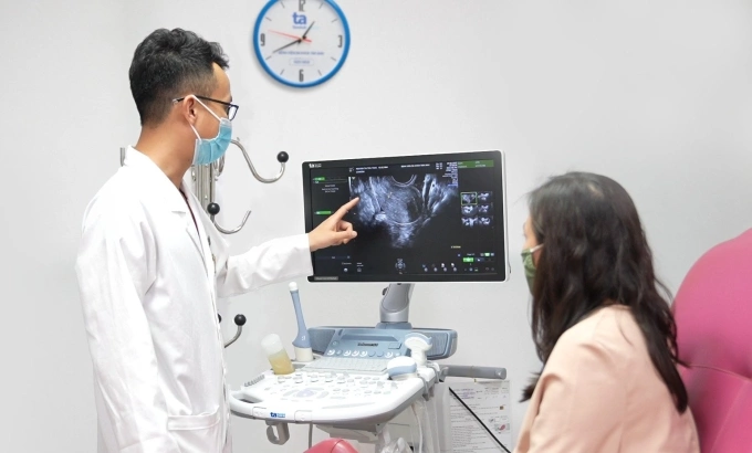 Bác sĩ Đô đang tư vấn cho một người bệnh. Ảnh minh họa: Bệnh viện cung cấp