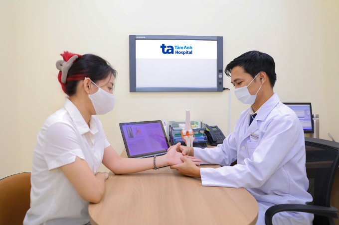 Bác sĩ Chọn kiểm tra tình trạng chức năng khớp cổ tay, bàn tay người bệnh. Ảnh: Phòng khám Đa khoa Tâm Anh Quận 7