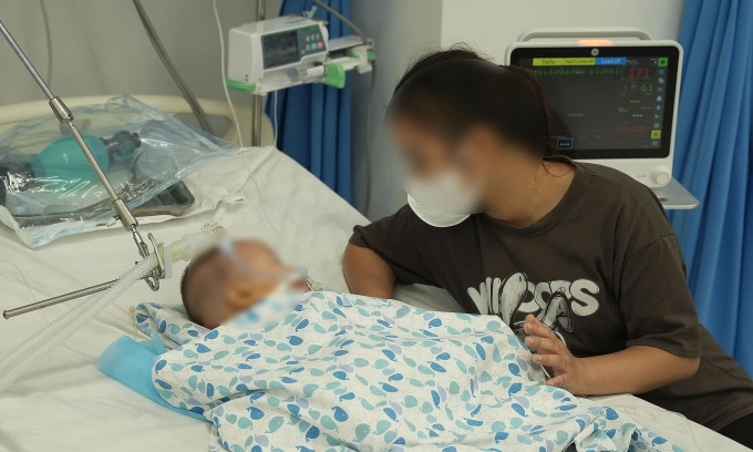 Trẻ đnag được điều trị tại bệnh viện trong tình trạng nặng. Ảnh: Thu Hà