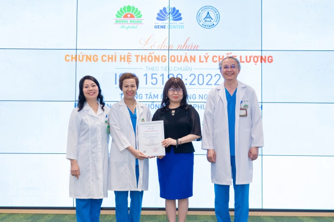 Đại diện Bệnh viện đa khoa Hồng Ngọc Phúc Trường Minh nhận Chứng chỉ ISO 15189:2022. Ảnh: