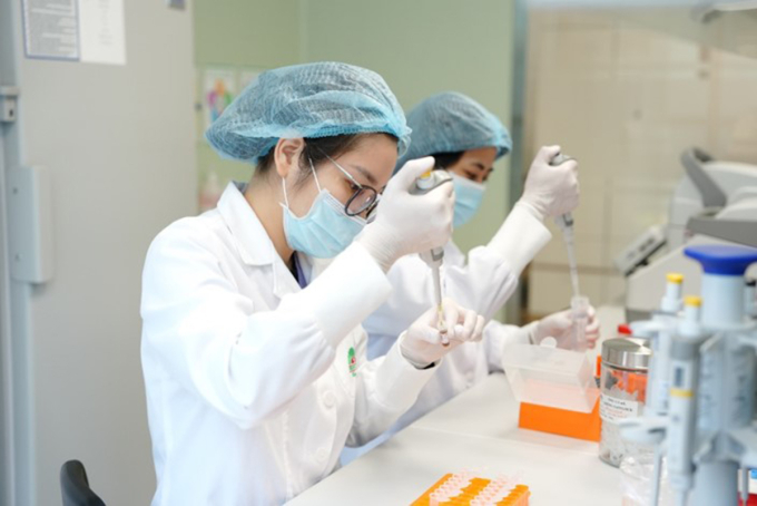 Cán bộ Trung tâm Gen Hồng Ngọc trong giờ làm việc. Ảnh: BVĐK Hồng Ngọc