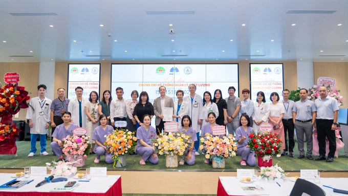Tập thể Bệnh viện Đa khoa Hồng Ngọc Phúc Trường Minh trong lễ nhận chứng chỉ ISO 15189:2022. Ảnh: Bệnh viện cung cấp