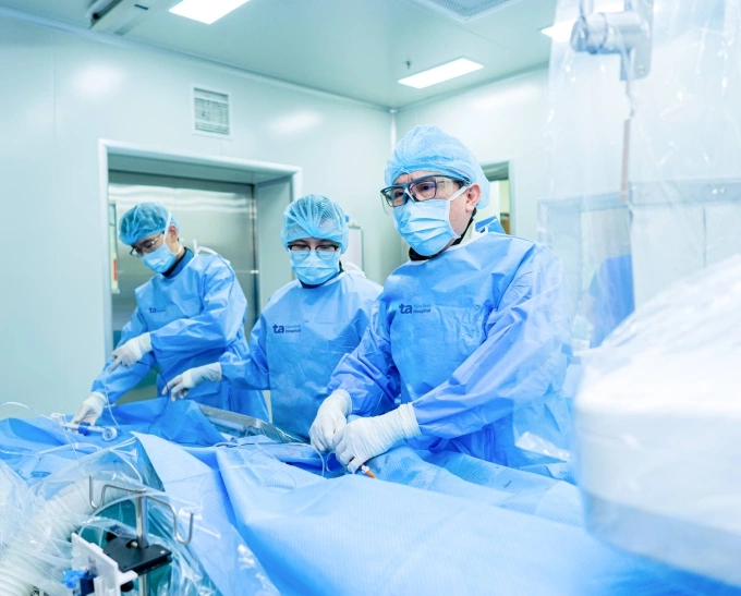 Êkíp bác sĩ đặt stent cho người bệnh. Ảnh minh họa: Bệnh viện Đa khoa Tâm Anh