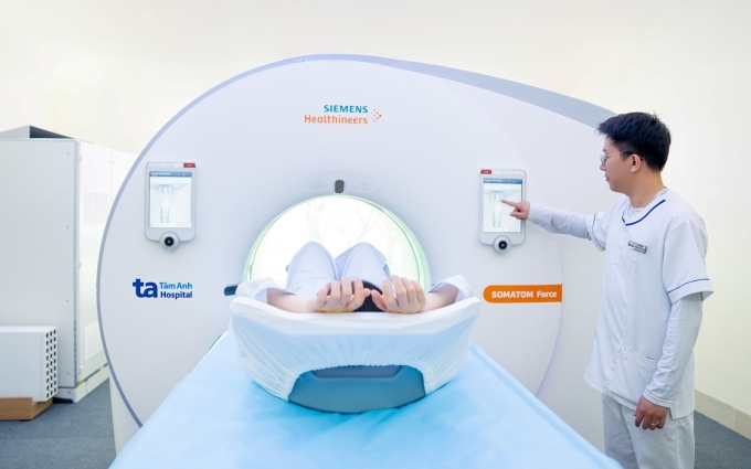 Nhân viên y tế chuẩn bị chụp cắt lớp vi tính toàn thân cho ông Thành. Ảnh: Bệnh viện Đa khoa Tâm Anh