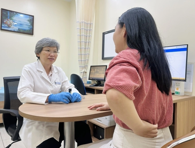 Bác sĩ Bích tư vấn phương pháp điều trị cho chị Tâm. Ảnh: Bệnh viện Đa khoa Tâm Anh