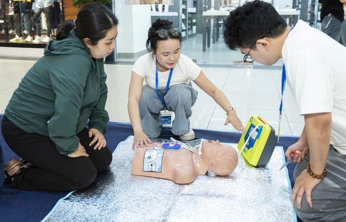 Người dân được hướng dẫn sơ cứu với máy sốc tim tự động (AED). Ảnh: Trang Nguyễn