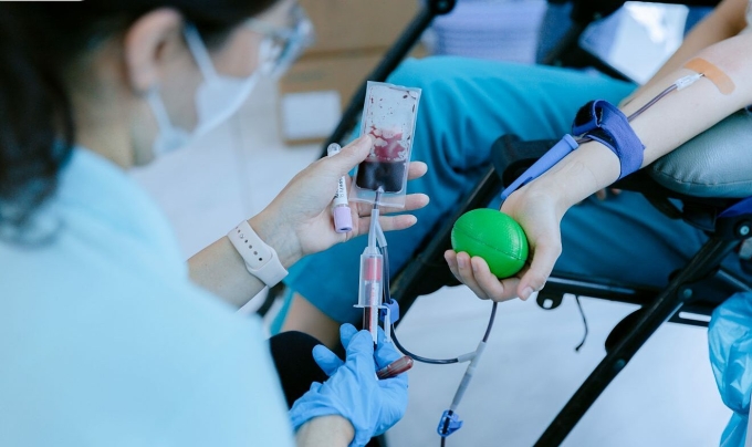 Hiến máu tại bệnh viện ở TP HCM. Ảnh: Bệnh viện cung cấp