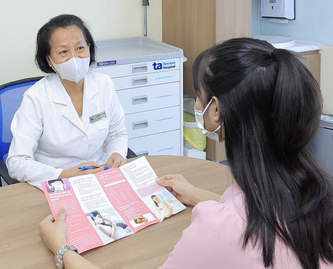 Bác sĩ Quý Khoa tư vấn các phòng tránh bệnh lây truyền qua đường tình dục cho phụ nữ trẻ. Ảnh: Thanh Thảo