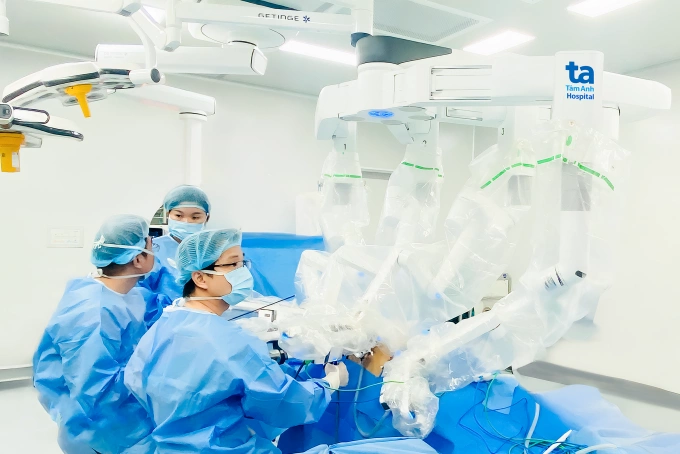 Các bác sĩ phẫu thuật cấp cứu cho bà Vinh. Ảnh: Bệnh viện Đa khoa Tâm Anh