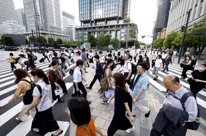 Người dân đi lại ở một ngã tư tại Tokyo. Ảnh: Nikkei