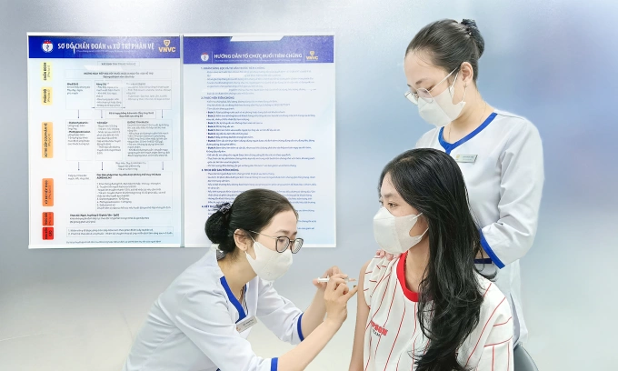 Người dân tiêm vaccine phòng bệnh tại Hệ thống Tiêm chủng VNVC. Ảnh: Hoàng Dương