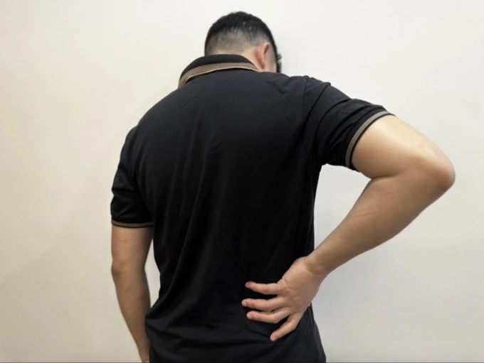 Đau thận thường không cải thiện khi nghỉ ngơi, xoa bóp hoặc kéo giãn. Ảnh: Ngọc Phạm