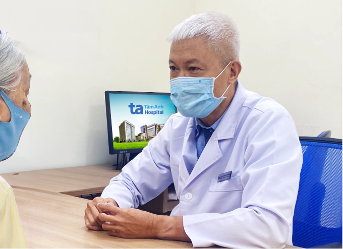 Bác sĩ Trông động viên bà Liễu trong ngày tái khám. Ảnh: Bệnh viện Đa khoa Tâm Anh