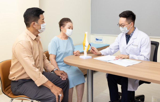 Bác sĩ Tuấn Anh giải thích tình trạng khớp gối cho người bệnh. Ảnh: Bệnh viện Đa khoa Tâm Anh