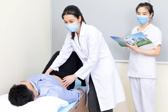 Bác sĩ Oanh khám bụng cho người bệnh. Ảnh: Bệnh viện Đa khoa Tâm Anh