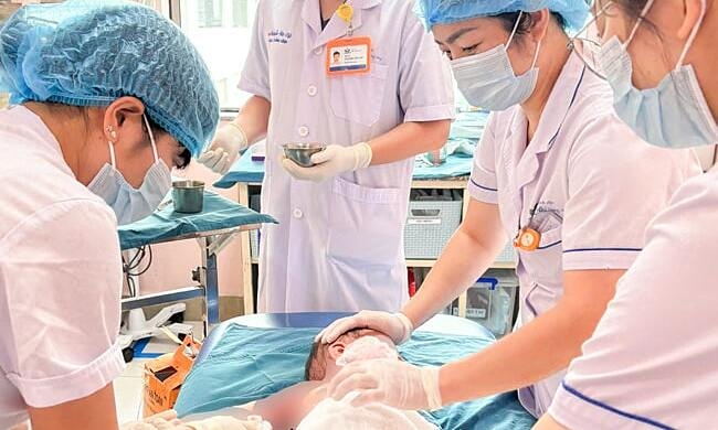 Các bác sĩ điều trị cho bệnh nhi bị bỏng. Ảnh: Bệnh viện cung cấp