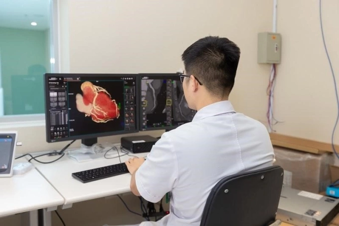 Bác sĩ xem hình ảnh được chụp với Naeotom Alpha. Ảnh: Bệnh viện cung cấp