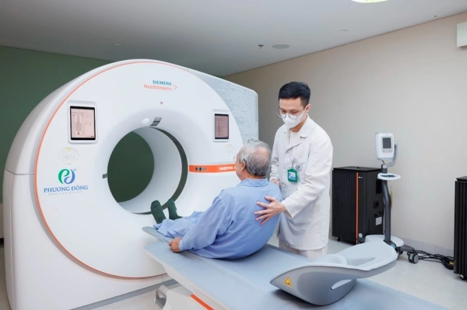 Những khách hàng đầu tiên sử dụng Naeotom Alpha tại Bệnh viện Phương Đông. Ảnh: Bệnh viện cung cấp