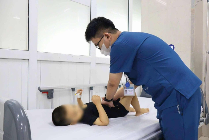 Bác sĩ điều trị cho bé tại Bệnh viện Sản nhi Ninh Bình, ngày 8/8. Ảnh: Phương Vy